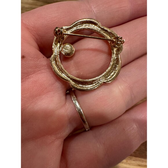 Vintage circle hoop brooch pin gold tone with red stone - Picture 2 of 2